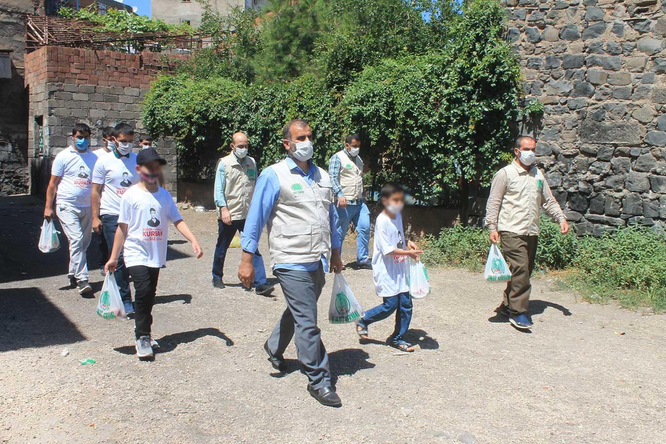 Umut Kervanı Diyarbakır'da binlerce aileye kurban eti dağıttı